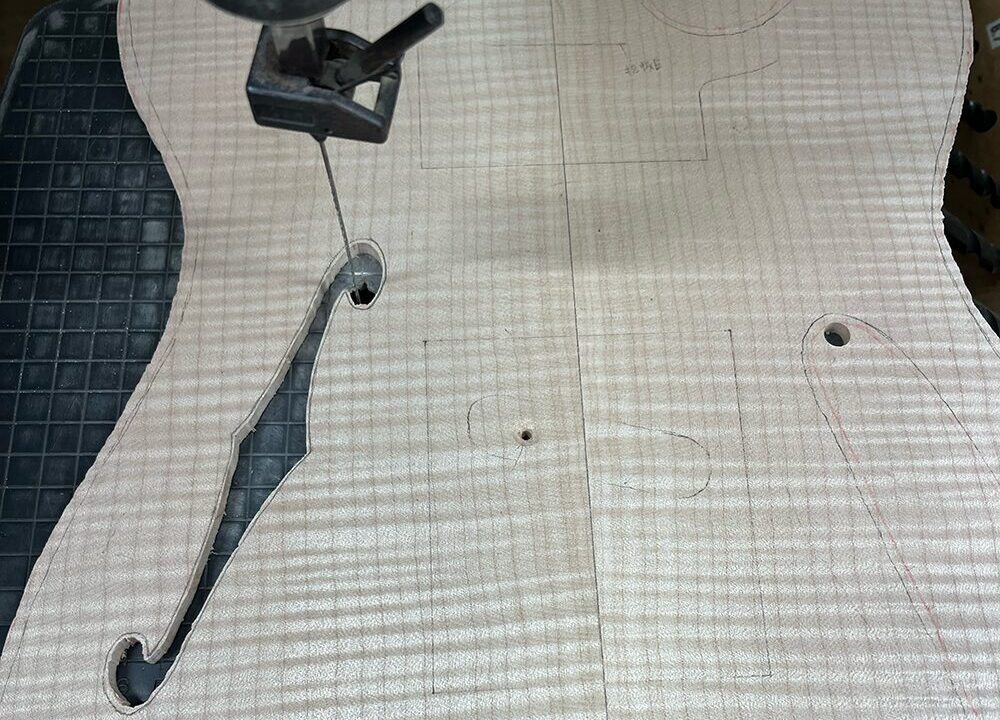 ギターのメイプルトップ材をミシンノコで加工