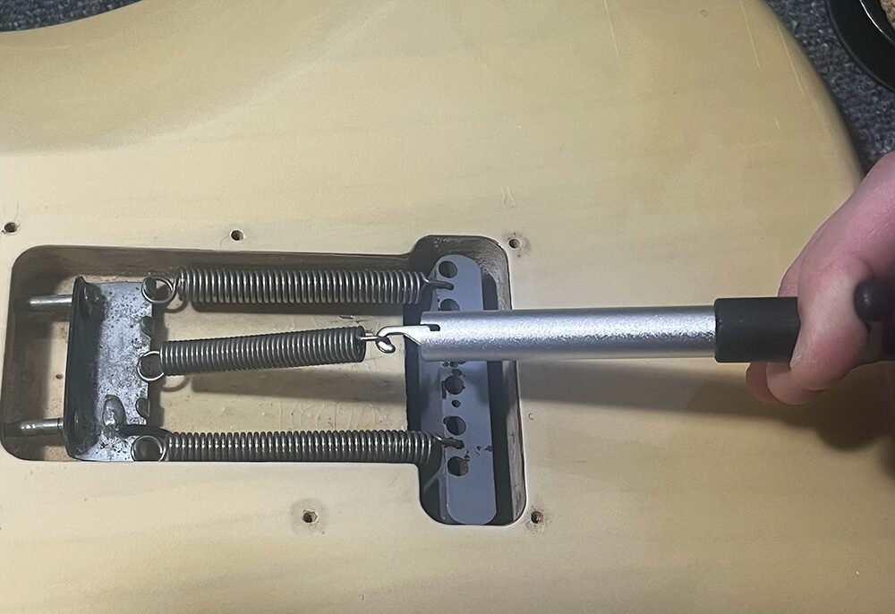 ギターのストラトキャスターのトレモロスプリングをフックリムーバーを使って取り外したところ