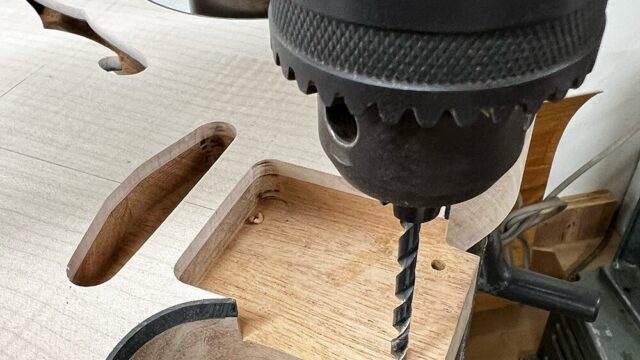 ボール盤でネックジョイントのビス穴を開けているところ