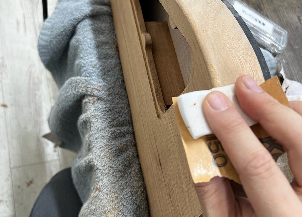 #150のサンドペーパーとスポンジでギターのボディの外周Rを加工