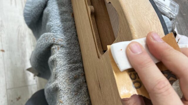 #150のサンドペーパーとスポンジでギターのボディの外周Rを加工