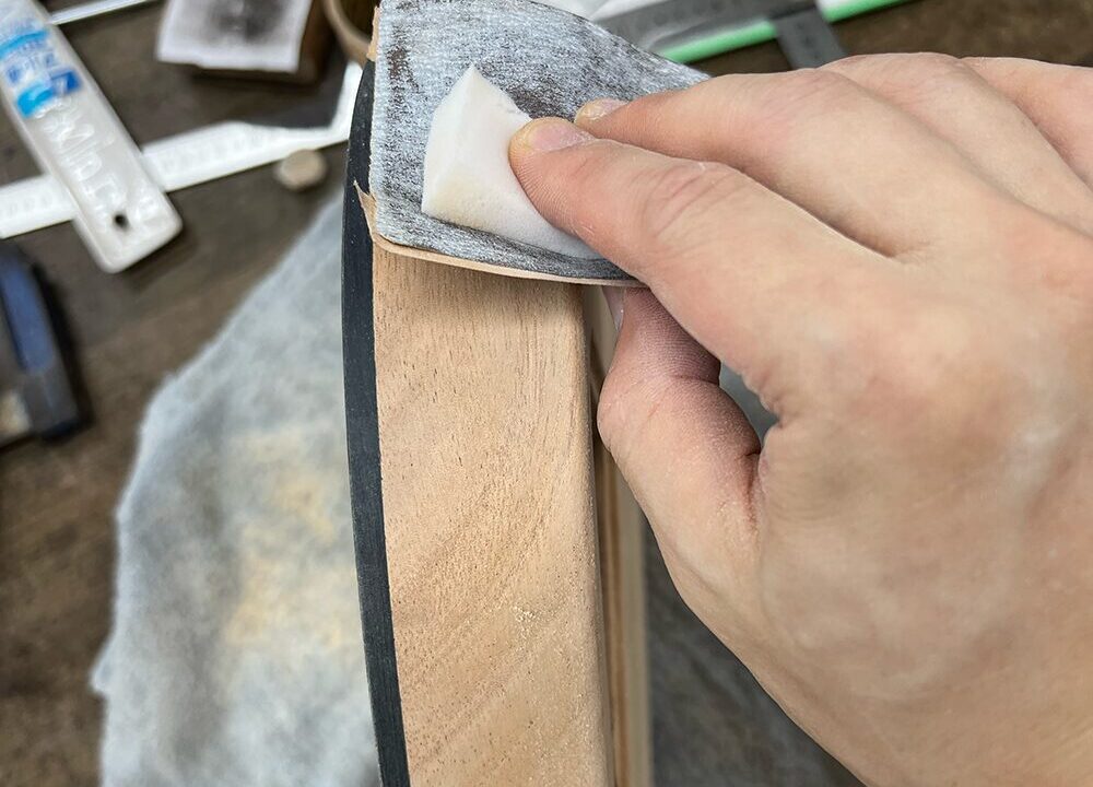 ギターのボディのRを#240のサンドペーパーで生地調整