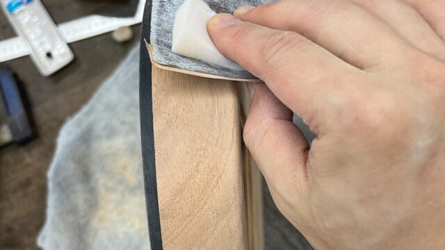 ギターのボディのRを#240のサンドペーパーで生地調整