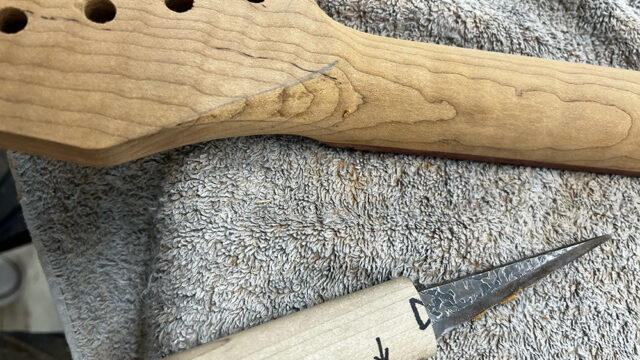 ローステッドフレイムメイプルネックのボリュートを小刀で成形