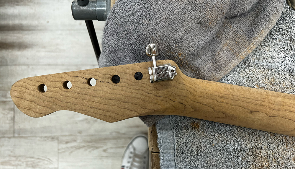 ローステッドフレイムメイプルネックのペグ穴