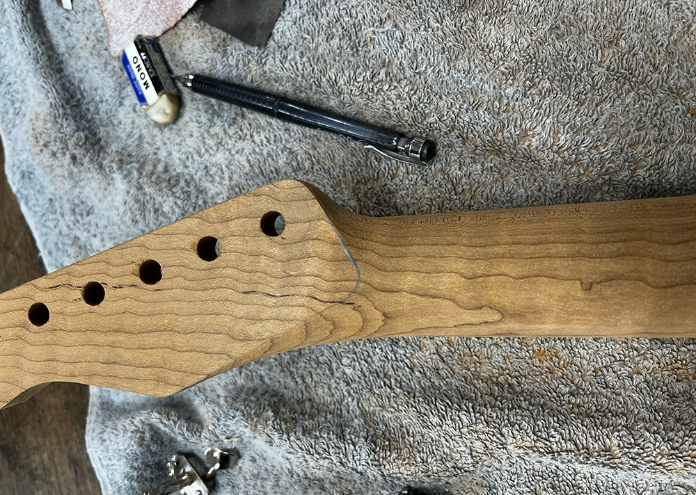 ローステッドフレイムメイプルネックのボリュートの形を罫書き