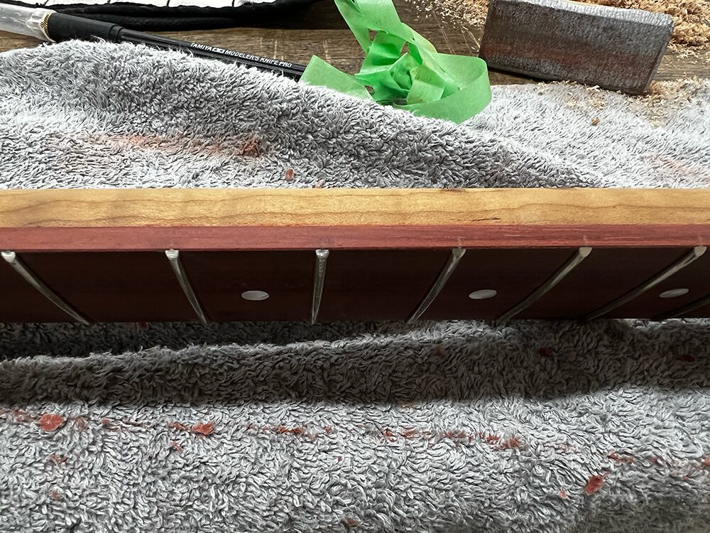 サティーネ指板のサイドを#320のサンドペーパーで磨いた状態