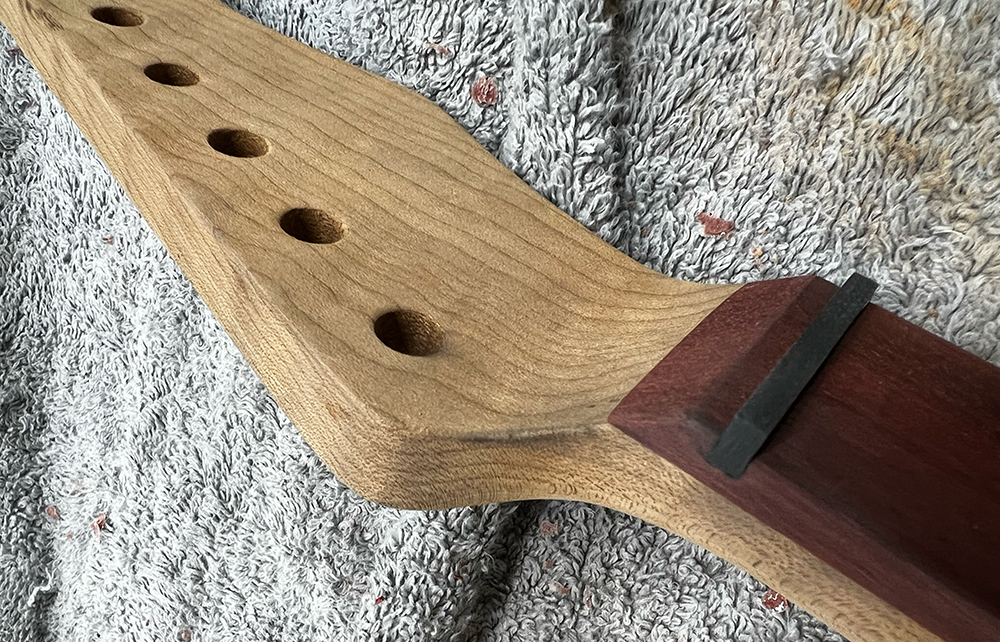 ギターのフレイムメイプルネックのヘッドとナットの境目部分