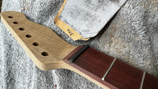 ギターのフレイムメイプルネックのヘッドとナットの境目部分
