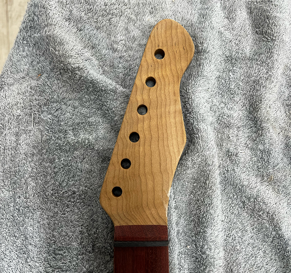 ギターのフレイムメイプルネックのヘッドトップ