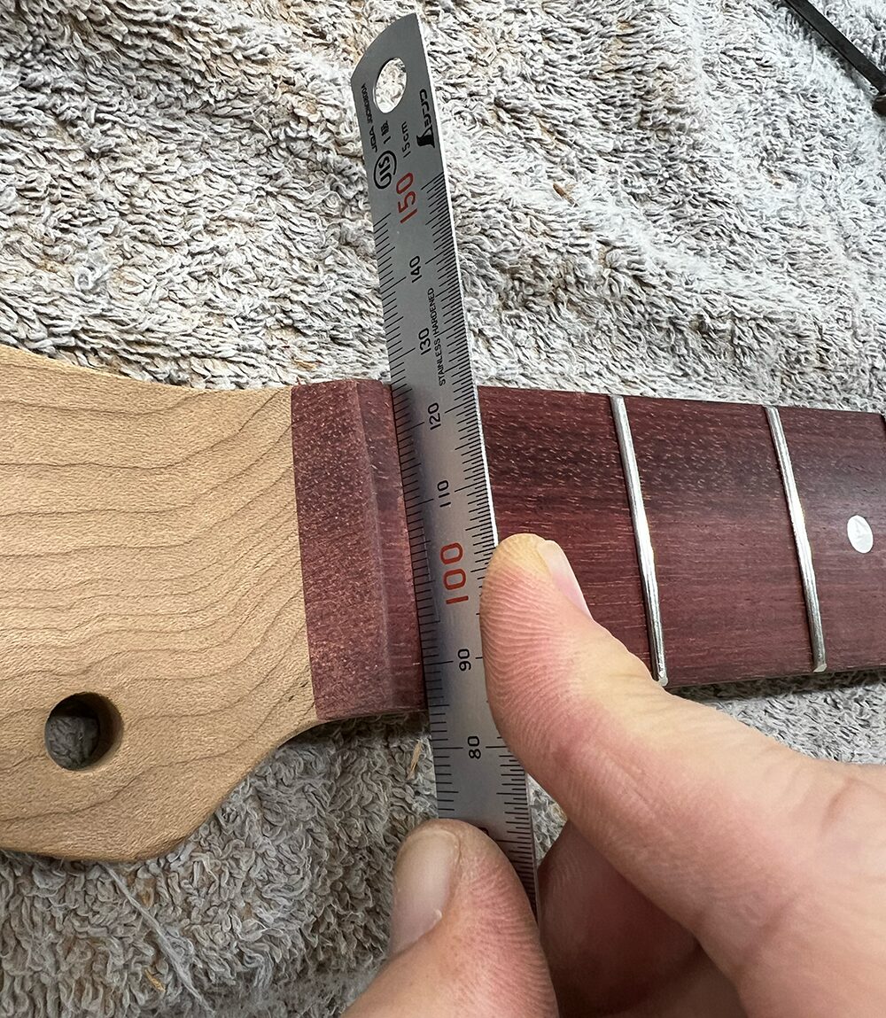 ギターのナット溝が平面か150mmスケールで確認