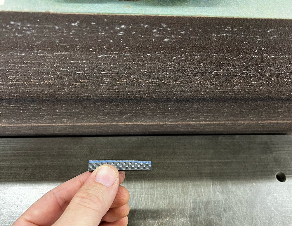 エコノミーサンダーでギター用のカーボンナットを削っているところ