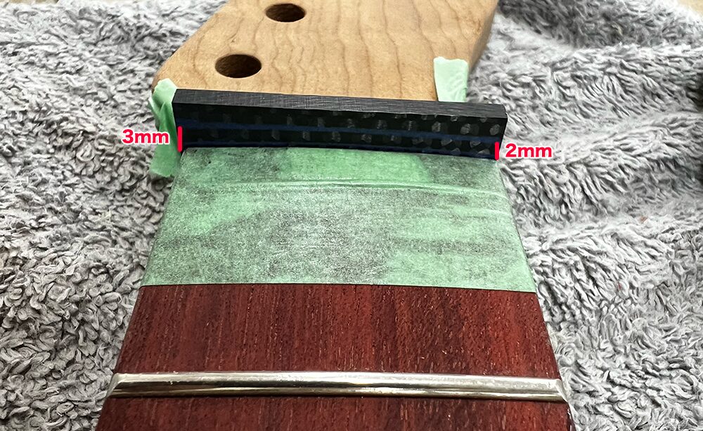 ギターのナット溝にカーボンナットをはめ込んだところ