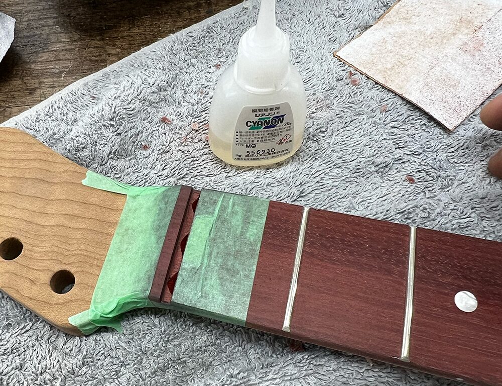 ギターのナット溝に木工用瞬間接着剤を塗布