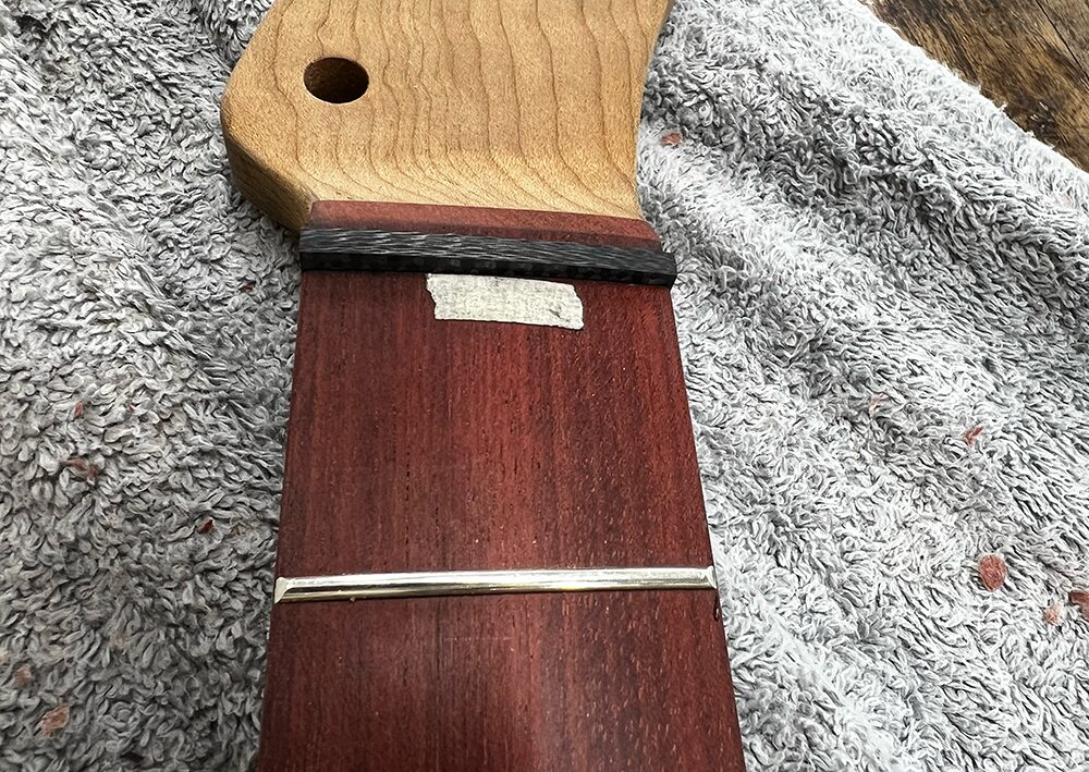 ギターのナット溝にカーボンナットを接着