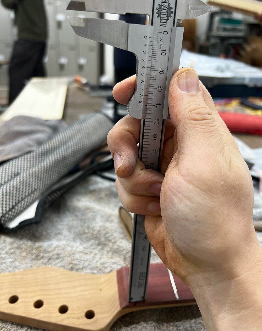 ギターのナット溝の高さをノギスで測定