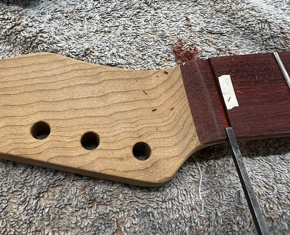 ギターのナット溝を3mm幅のマイクロチゼルで削っているところ