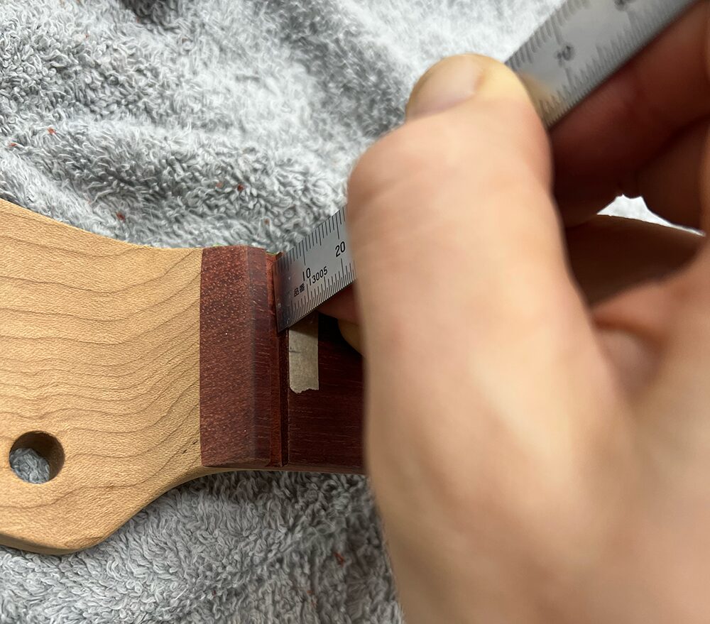 ギターのナット溝の状態を150mmスケールで確認