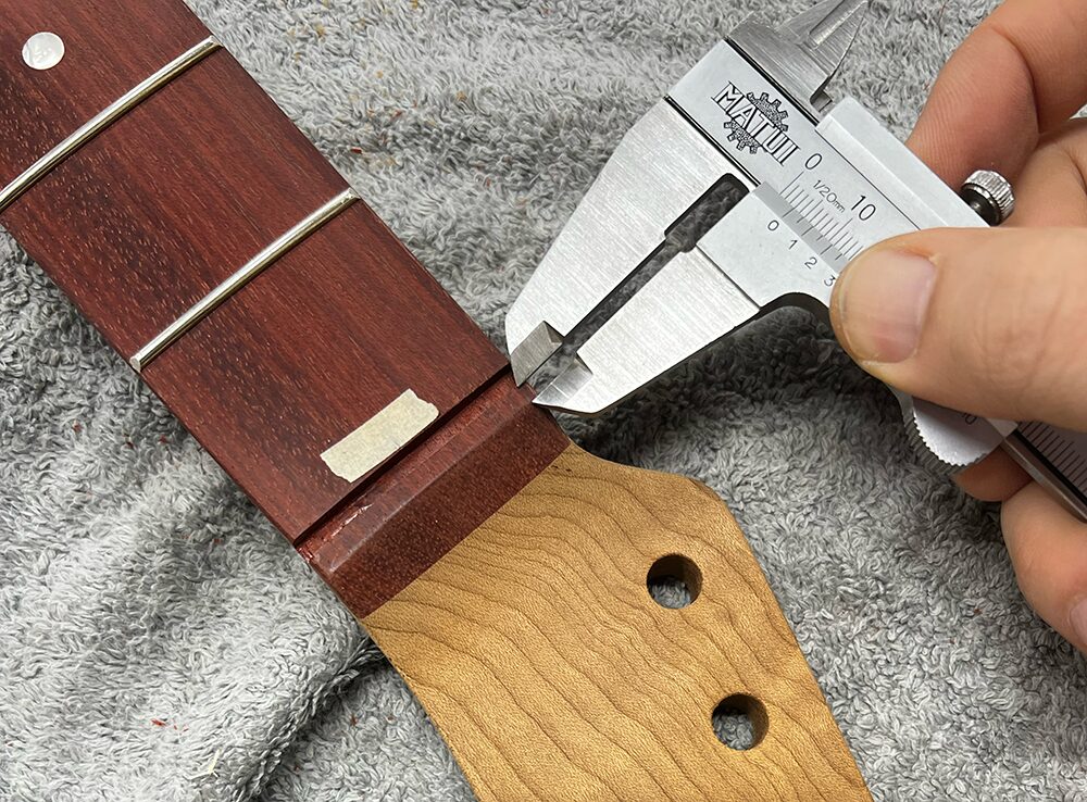 ギターのナット溝の横の段差の幅をノギスで計測