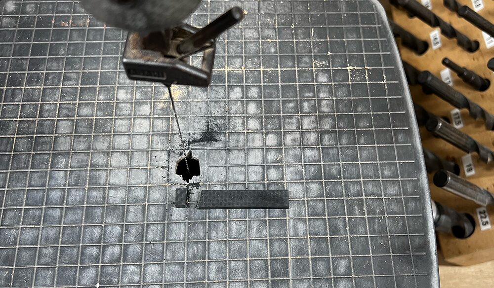 ギター用のカーボンナットをミシンノコで切断