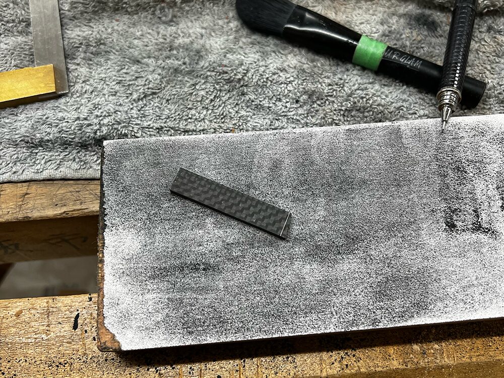 #150のサンドペーパーでギター用のカーボンナットを成形