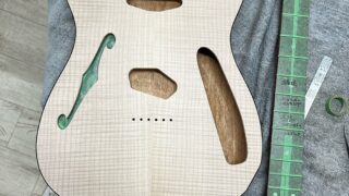 マスキングした状態のギターボディとネック