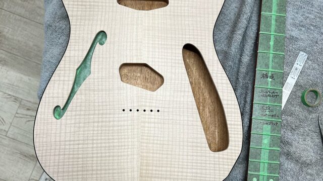 マスキングした状態のギターボディとネック