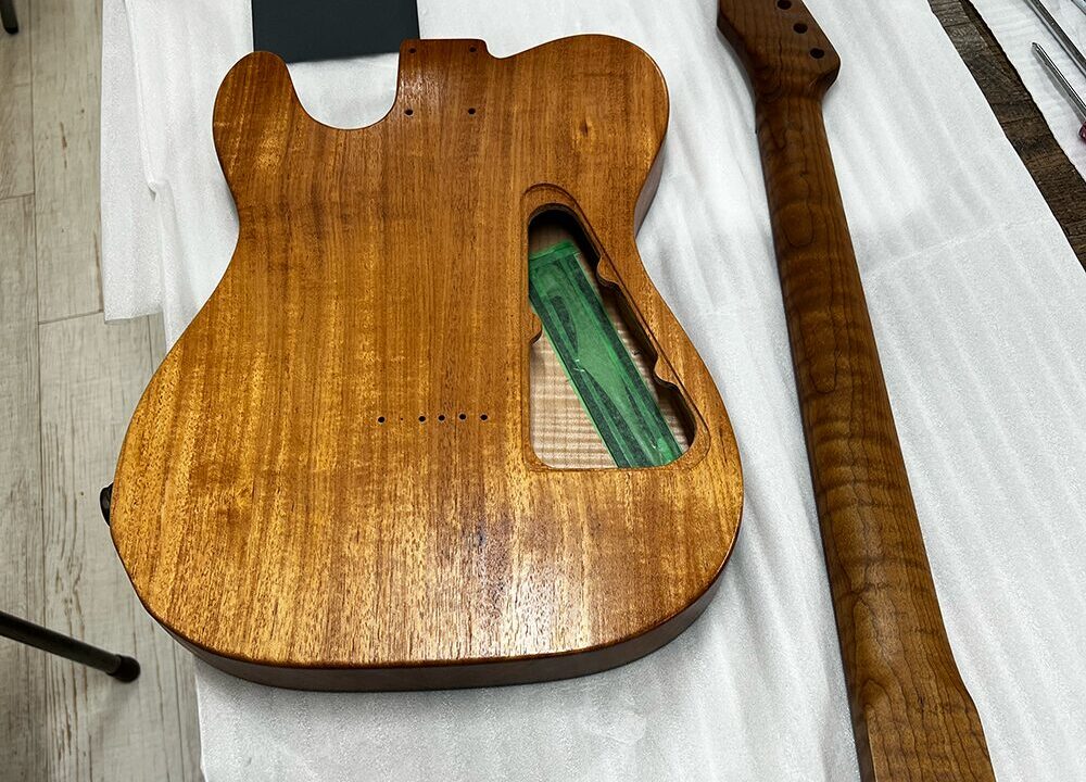 ウッドシーラーを吹いて1日乾燥させたシンラインタイプのギターボディとネック