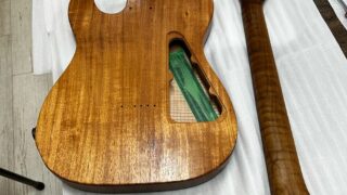 ウッドシーラーを吹いて1日乾燥させたシンラインタイプのギターボディとネック