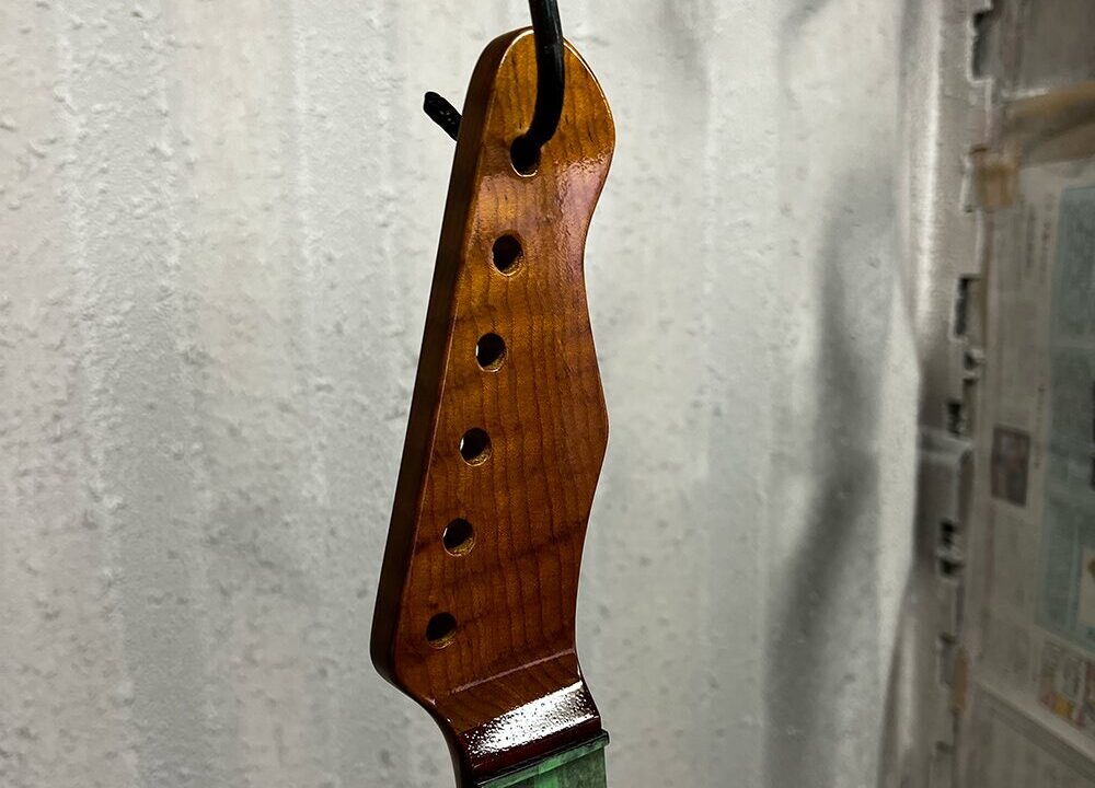 ローステッドフレイムメイプルのヘッドにラッカーサンディングシーラーを吹いたところ