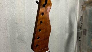 ローステッドフレイムメイプルのヘッドにラッカーサンディングシーラーを吹いたところ