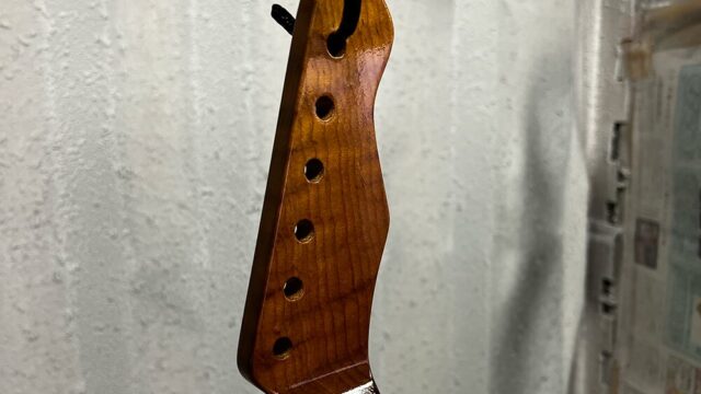 ローステッドフレイムメイプルのヘッドにラッカーサンディングシーラーを吹いたところ