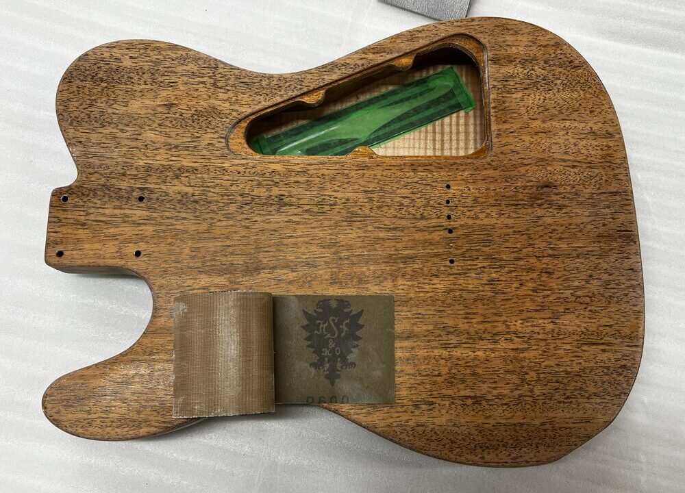 ラッカーサンディングシーラーを吹いたテレキャスターシンラインタイプのボディを#600のサンディングペーパーで磨く