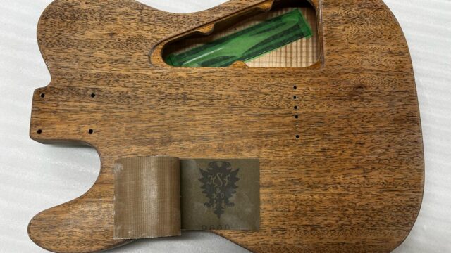 ラッカーサンディングシーラーを吹いたテレキャスターシンラインタイプのボディを#600のサンディングペーパーで磨く