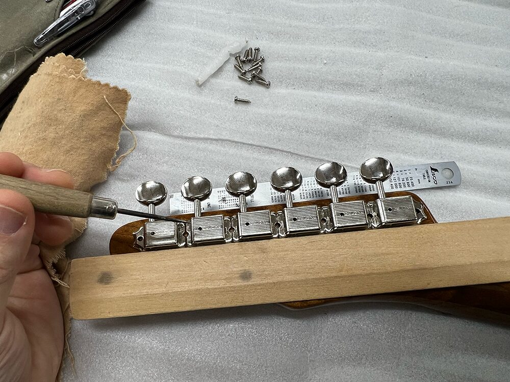 ギターヘッドにクルーソンペグ穴を千枚通しで目打ち