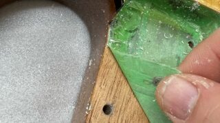 ギターボディのネックポケットに貼ったマスキングを剥がしているところ