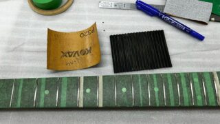ギターのフレットを#320のサンドペーパーで磨く