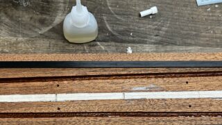 ギターのカーボンロッドをネック材の溝に埋める