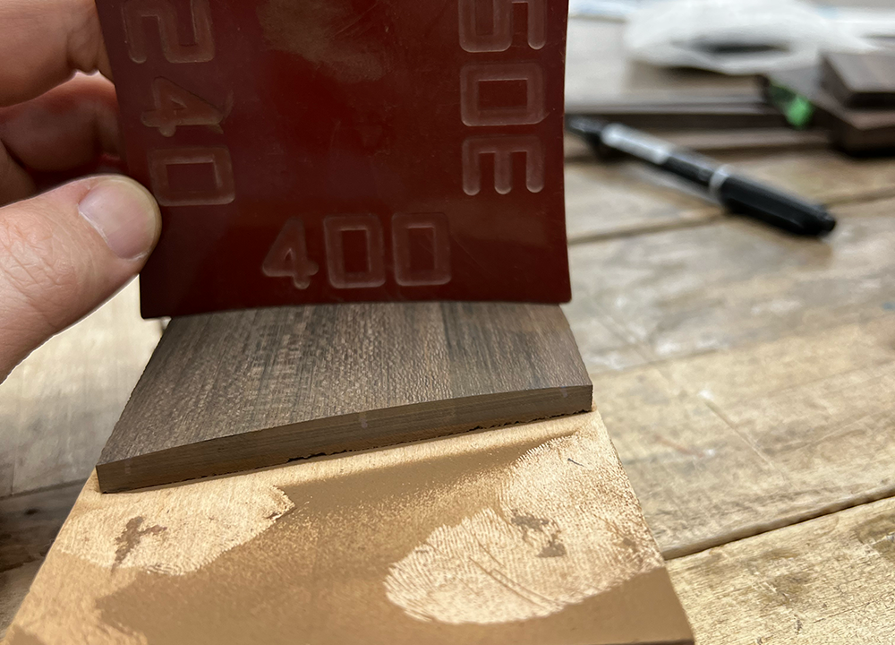 ジリコテ材で作ったギター用指板に指板Rをつけた状態
