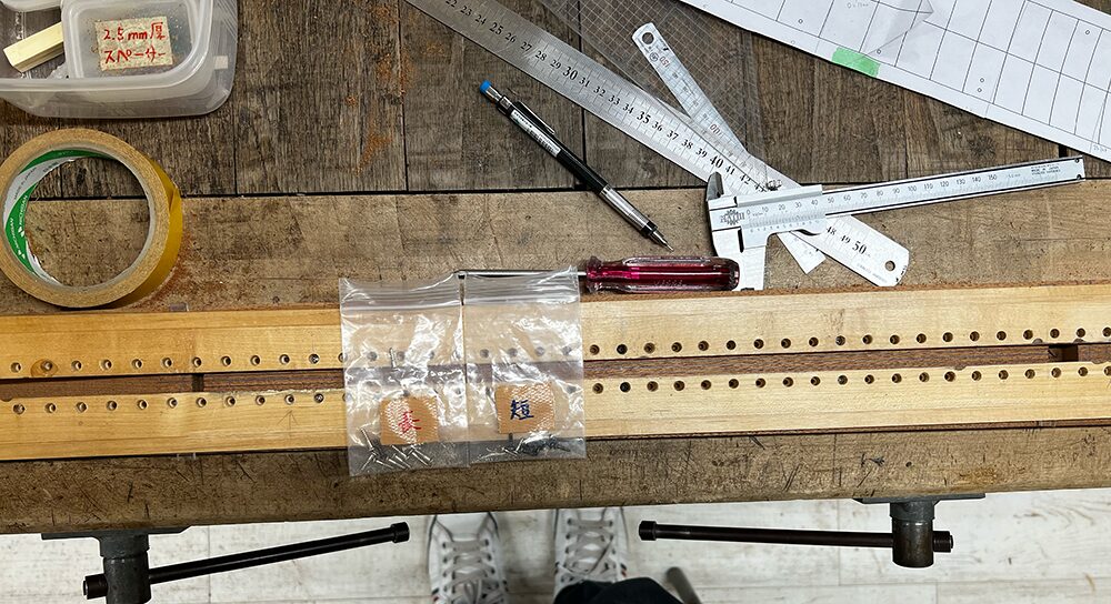 7弦ギターのネック材とトラスロッド溝掘りの治具をセッティング