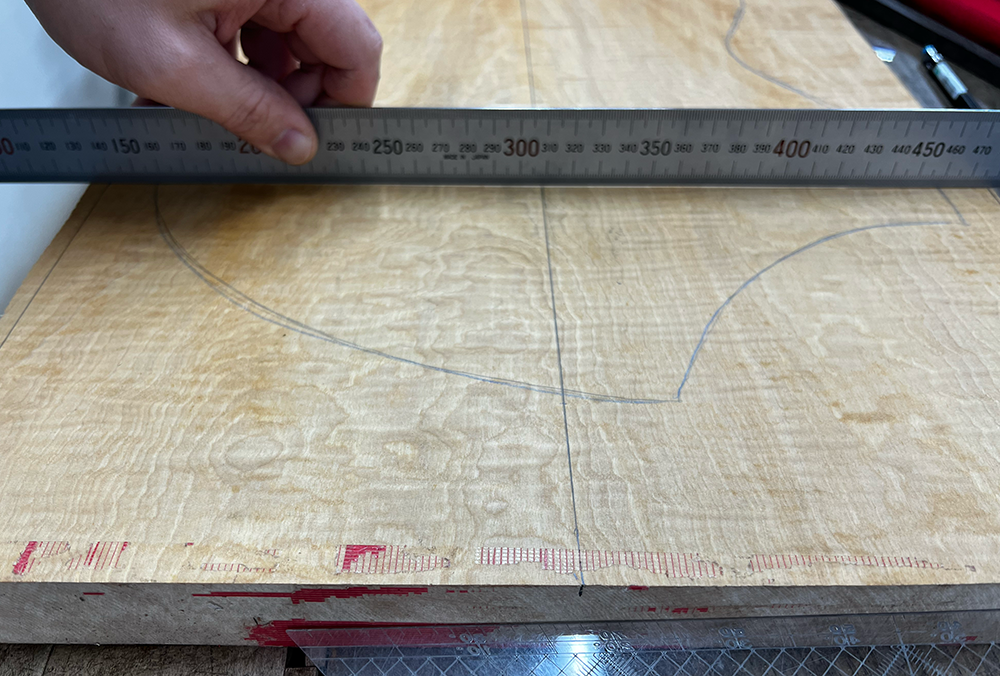 フレイムトチ材の表面が平面になっているかスケールで確認